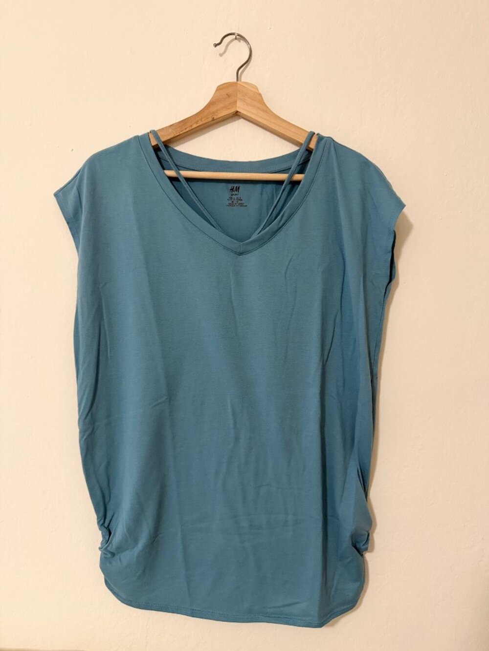 🏃‍♀️ H&M Sport V-Neck Tee with Cutout Detail 💙